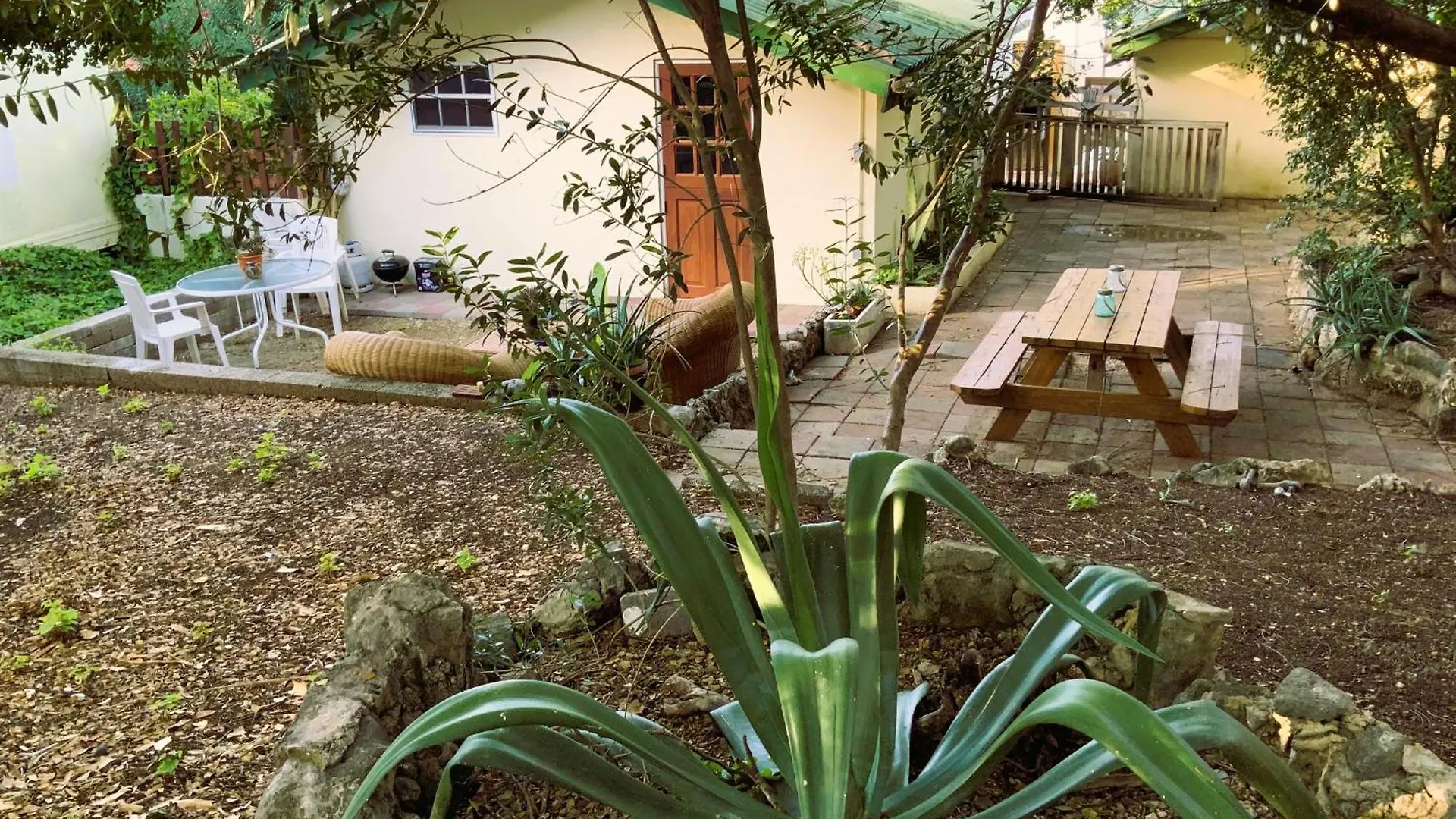 Kura Wayaka Tropical Garden Apartment Willemstad